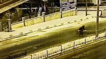 ARNAVUTKÖY'DE REFUJDEKİ FERFORJE DEMİR ÇİTLER ÇALINDI