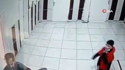 Veli ile öğretmen öğrencilerin önünde tekme tokat kavga etti