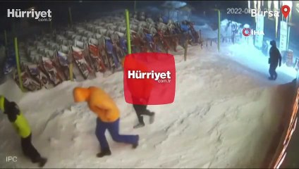 Uludağ'da panik anları! Ayıyla göz göze gelen 5 arkadaş böyle kaçtı