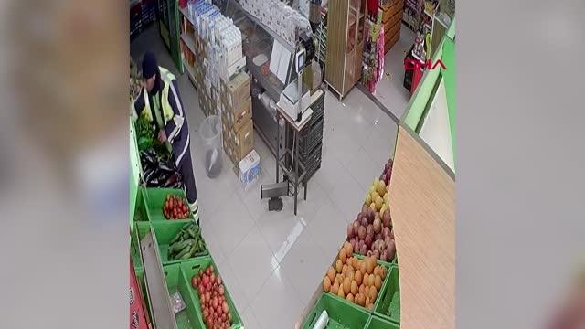 'MARKET KİRLENMESİN' DİYE ÇAMURLU AYAKKABILARINI ÇIKARIP, ALIŞVERİŞ YAPTI