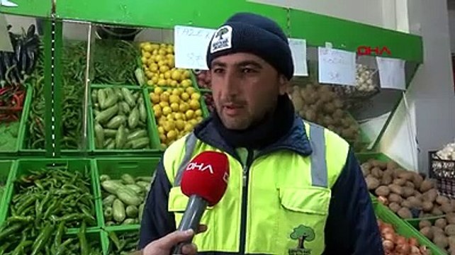 Market kirlenmesin diye çamurlu ayakkabılarını çıkarıp, alışveriş yaptı