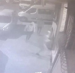 EYÜPSULTAN'DA EVİNDE YÜZ YÜZE GELDİĞİ HIRSIZLARIN PEŞİNDEN KOŞTU