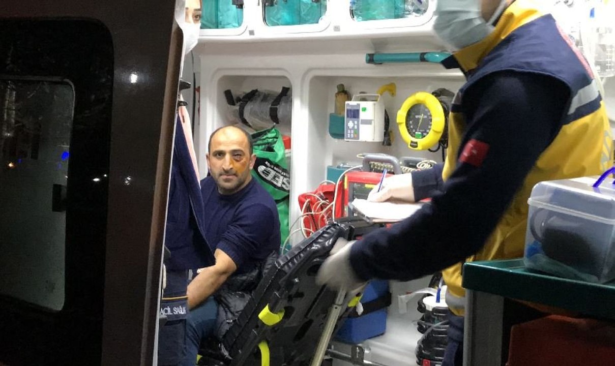 Kendilerini uyaran halk otobüsü şoförünü tekme tokat dövdüler