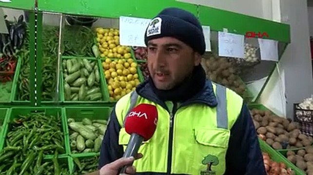 'Market kirlenmesin' diye çamurlu ayakkabılarını çıkarıp, alışveriş yaptı