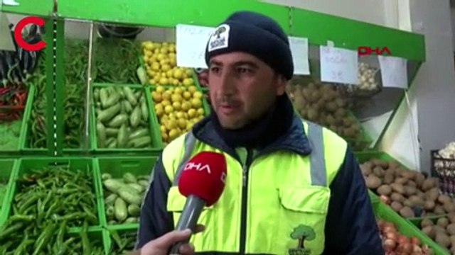'Market kirlenmesin' diye çamurlu ayakkabılarını çıkarıp, alışveriş yaptı