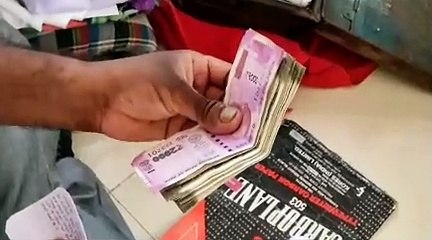 बीपीएल परिवार से पट्टा देने की एवज में एक लाख की घूस मांगी, 70 हजार लिए, 15 लेते ट्रेप