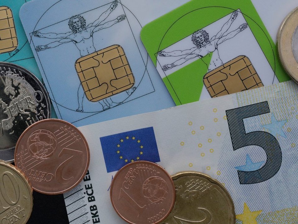 Lauterbach kündigt an: Deutsche müssen mehr für Krankenkasse zahlen!