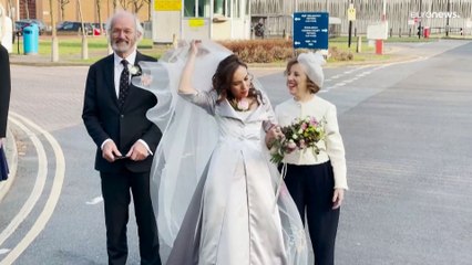 Julian Assange casa atrás de grades