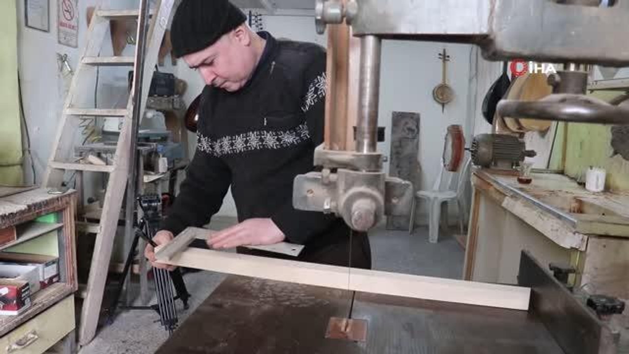 Bağlama ustası Osman Mustafa 25 yıldır hem bağlama üretiyor hem de çalıyor
