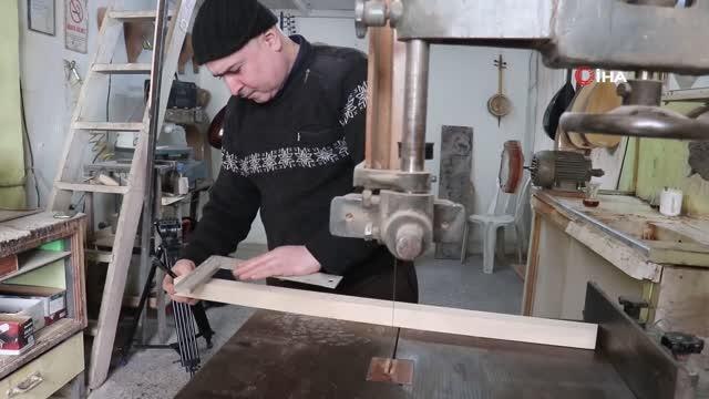 Bağlama ustası Osman Mustafa 25 yıldır hem bağlama üretiyor hem de çalıyor