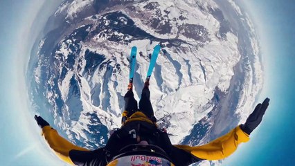 Il saute en parachute avec des skis depuis une montgolfière