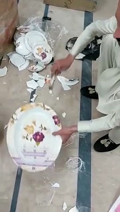 Un policier pakistanais trouve de la drogue dans des assiettes