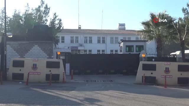 Cinayet zanlısı saman çuvallarının arasında yakalandı... Çelik yelek giydirilen zanlı, zırhlı araçla adliyeye sevk edildi