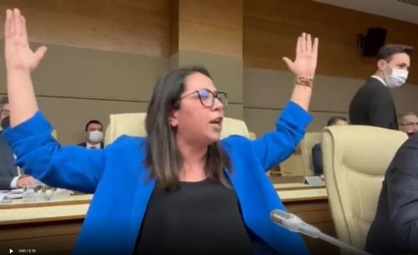 AK Partili İsmail Bilen, TİP'li Sera Kadıgil'e Edepsiz deyince Meclis'te ortalık karıştı