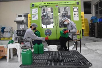 LİSE ÖĞRENCİLERİ, HER GÜN 6 BİN PLASTİK BİDON ÜRETİYOR