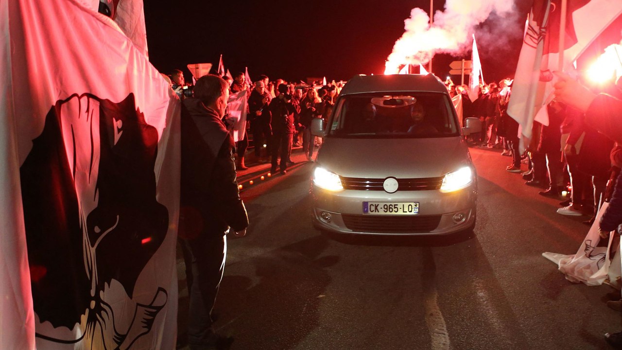 Corse : le cercueil d’Yvan Colonna accueilli par une haie d’honneur à Ajaccio