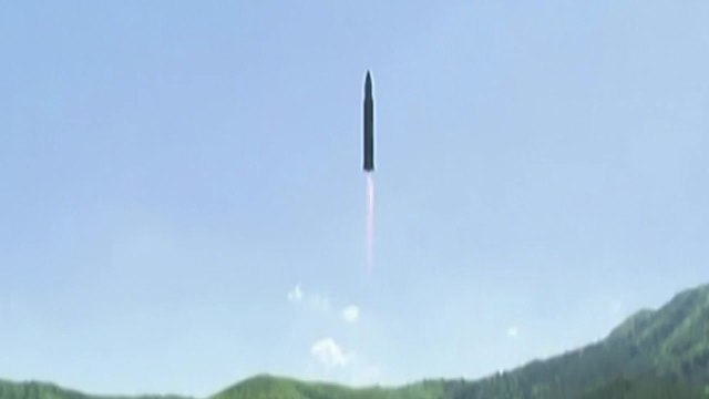 北, ICBM으로 추정되는 미사일 발사...동북아 정세 전망은? / YTN