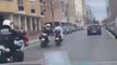 Un policier à moto se jette sur un jeune à scooter pour le faire tomber