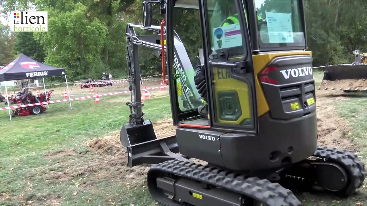 Démonstration de la pelle compacte 100% éléctrique ECR 25 de Volvo