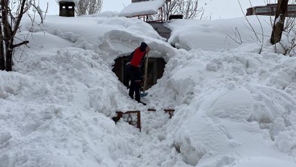 Kara gömülen evdeki aileyi itfaiye kurtardı