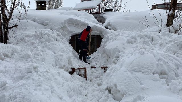 Kara gömülen evdeki aileyi itfaiye kurtardı