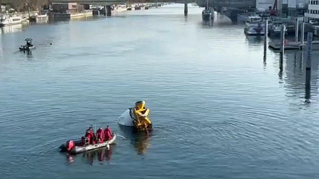 Paris : un camion tombé dans la Seine