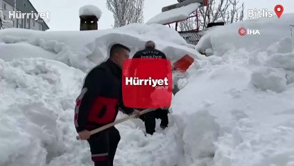 Kara gömülen evde mahsur kalan aileyi itfaiye kurtardı