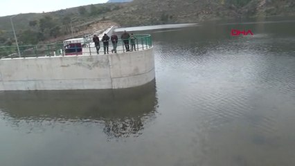 Baraj doldu, çiftçi hatıra fotoğrafı çekti