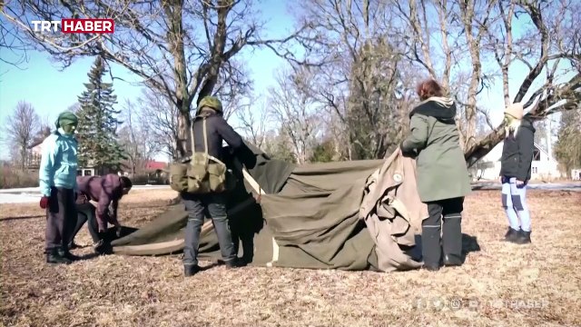 Estonyalı kadınlar, Ukrayna'daki savaş sonrası savunma eğitimi alıyor