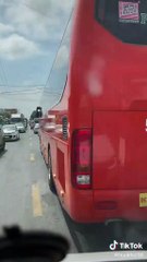 Đoàn xe nhường đường cho xe cấp cứu