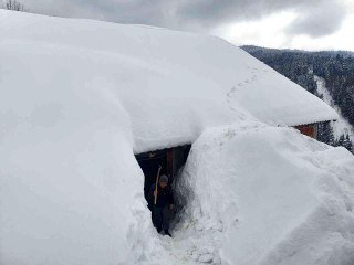 2 metre karda kaybolan evlerinin yolunu açmak için mücadele ediyorlar