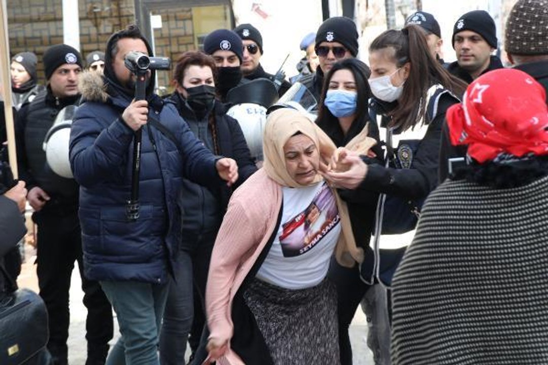 VAN'DA EVLAT NÖBETİNDEKİ ANNE: KIZIMIN ELİNDEN KALEMİ ALIP, SİLAH VERDİLER