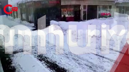 Çatıdan düşen kar kütlesinden son anda kurtuldu