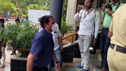 दोन मंत्र्यांच्या वादात आयुक्तांचा बळी