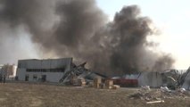Son dakika haberleri! Ukrayna'nın başkentinde bir depoya yönelik saldırı yangına neden oldu (2)