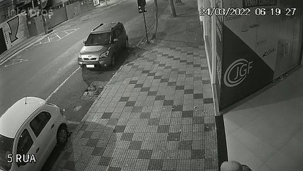 Câmera registra furto de Kia Soul, placas HTQ-2I60, na Rua Souza Naves