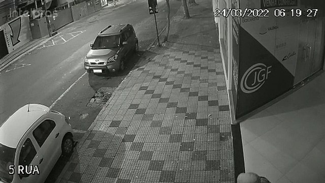 Câmera registra furto de Kia Soul, placas HTQ-2I60, na Rua Souza Naves