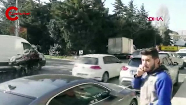 Küçükçekmece Adliyesi önündeki silahlı kavgada 3 kişinin öldüğü, 4 kişinin ise yaralandığı öğrenildi.