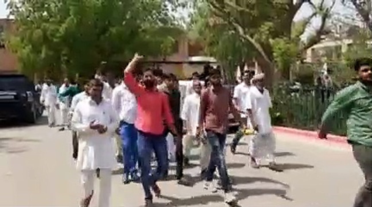 किसानों के खातों में बीमा क्लेम के आए 100-200 र...