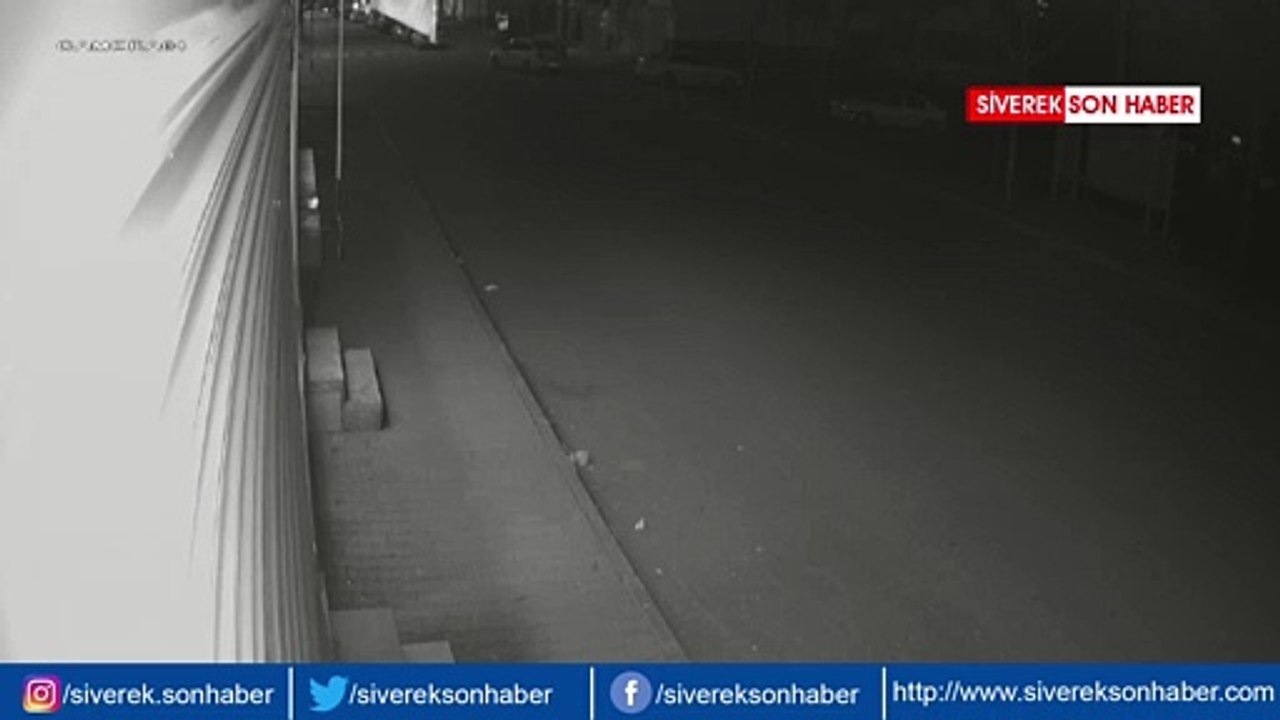 Kontrolden çıkan otomobil kaldırımdaki yayaya çarptı!