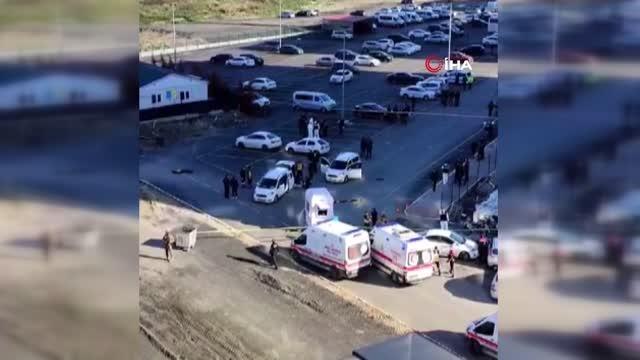 Küçükçekmece Adliyesi önünde 2 taraf arasında çıkan silahlı çatışmada 3 kişi hayatını kaybederken 4 kişi ise yaralandı.