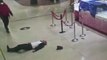 Les images d'une rare violence de l'agression d'un vigile dans un centre commercial à La Défense à Paris: L'homme serait dans le coma (Attention images choquantes)