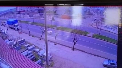Son dakika haberi... ŞANLIURFA - Üç kişinin yaralandığı kazalar güvenlik kamerasında