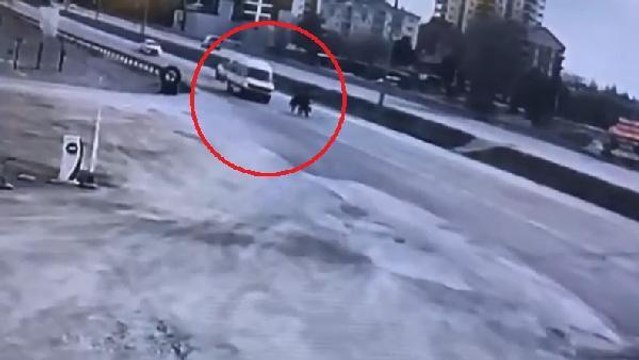 Son dakika haberi! Minibüsün çarptığı 2 öğrencinin ağır yaralandığı kaza kamerada