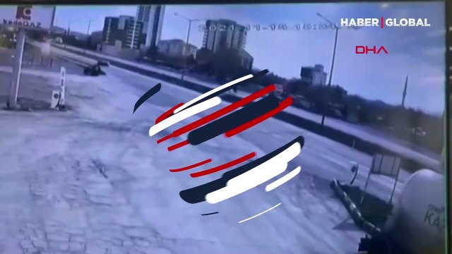 Ankara'da feci kaza kamerada! Karşıya geçmeye çalışan 2 öğrenciye minibüs çarptı