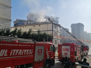 Son dakika haberi | Çekmeköy'de 4 katlı binanın çatısında çıkan yangın söndürüldü