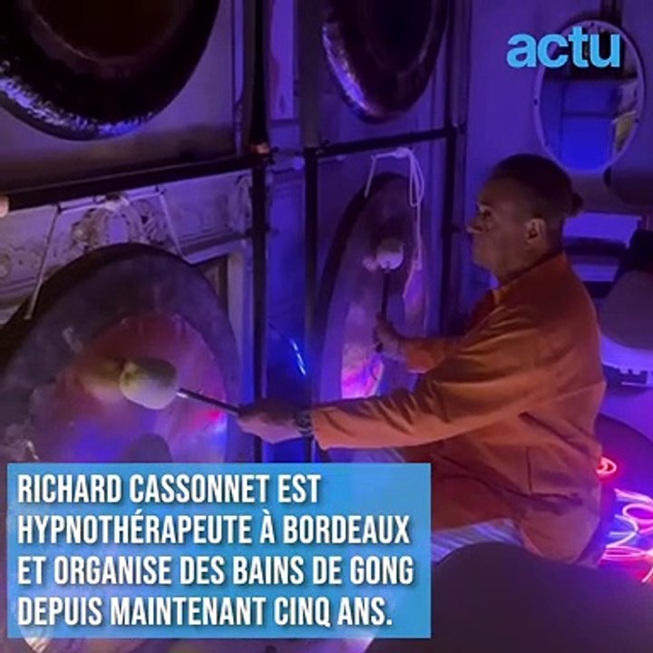 À Bordeaux, Richard Cassonnet propose des bains de gong les soirs de pleine lune