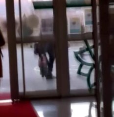 Kayseri'de okul müdüründen vicdanları sızlatan hareket: Okula giren kediyi tekme atarak dışarı fırlattı