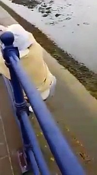 Il tente de récupérer sa CB perdu au bord de l'eau et reste coincé dans la vase