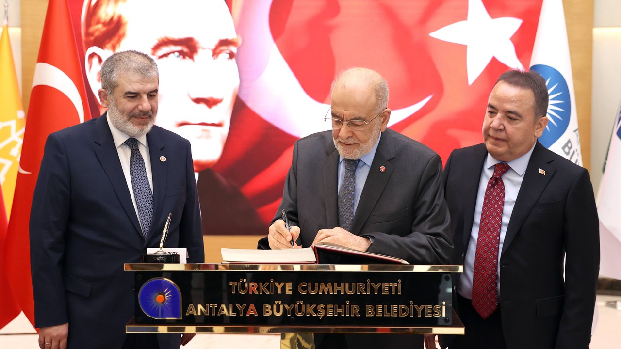 Karamollaoğlu, Antalya Büyükşehir Belediye Başkanı Muhittin Böcek’i ziyaret etti